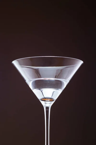 Vidro Martini Com Reflexão Sobre Fundo Preto — Fotografia de Stock