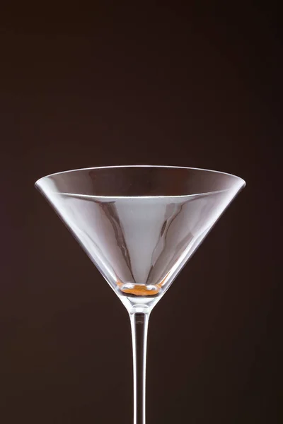 Siyah Arka Planda Bir Bardak Martini — Stok fotoğraf
