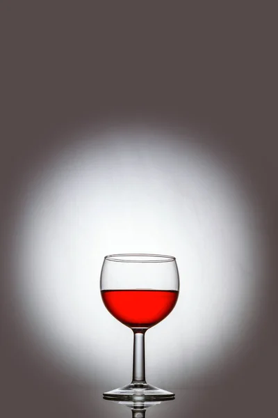 Siyah Arka Planda Bir Kadeh Kırmızı Şarap — Stok fotoğraf