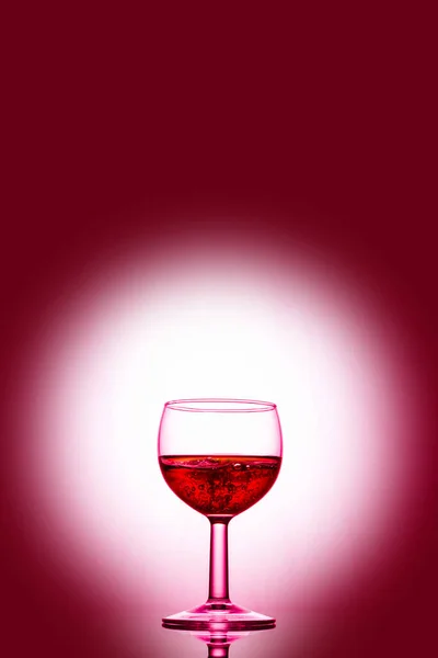 Beyaz Arka Planı Olan Kırmızı Şarap Kadehi — Stok fotoğraf
