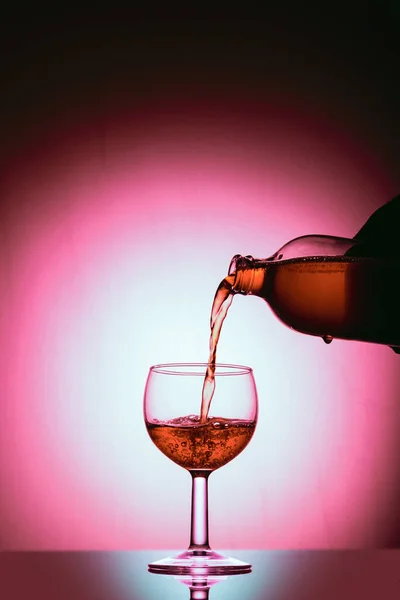 Bardağa Şarap Dök — Stok fotoğraf