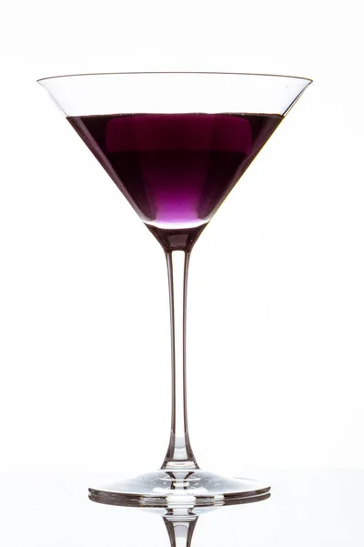 白のガラスに紫色のカクテル — ストック写真