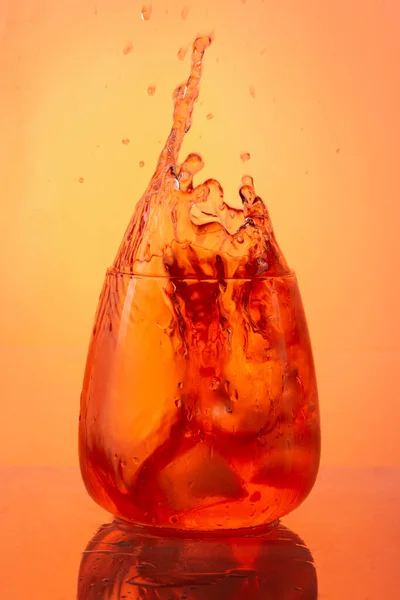 酒杯中的鸡尾酒开胃酒 — 图库照片
