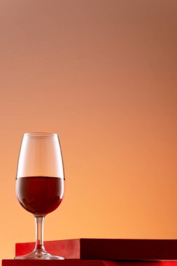 Bir kadeh kırmızı şarap. 