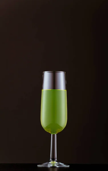 Hafif Arka Planda Bir Bardak Şampanya — Stok fotoğraf