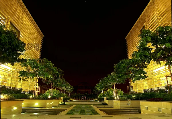 Bürogebäude in der Nacht — Stockfoto