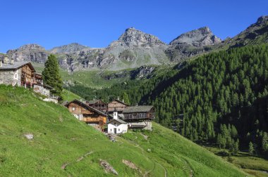 Cuneaz (Aosta Vadisi - Kuzey İtalya) Köyü ve Mount Perrin