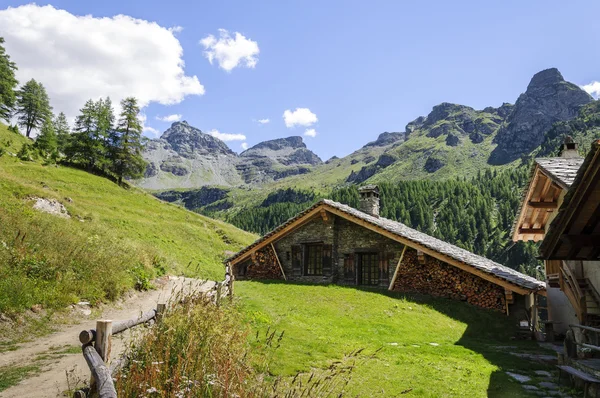 Cuneaz (Valle de Aosta - Norte de Italia) Monte Perrin — Foto de Stock