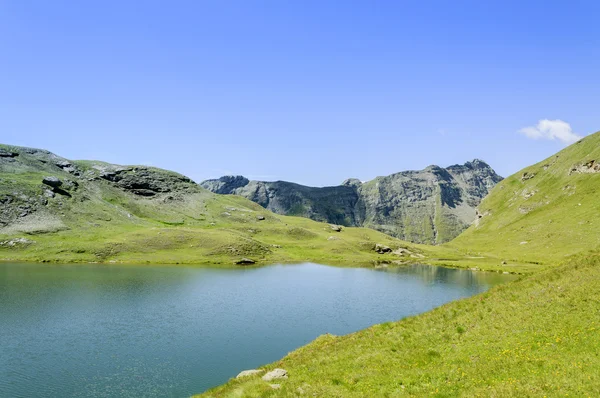 Cuneaz (Vale de Aosta - Norte da Itália) Lago Perrin — Fotografia de Stock