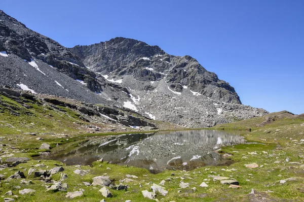 Pinter jezero Cuneaz (Aosta Valley) v létě — Stock fotografie