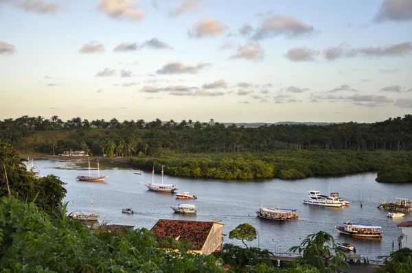 Brasilien, bahia, camamu. båtar i viken — Stockfoto