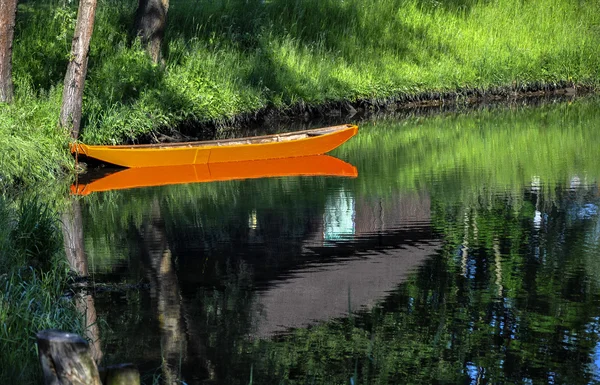 Bateau sur une petite rivière (Allemagne ) — Photo