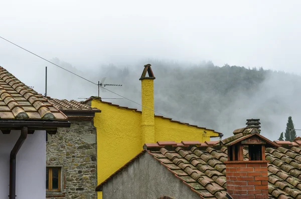 Casa gialla in autunno (Piteccio, Toscana ) — Foto Stock