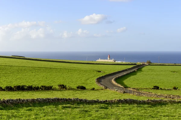 Faro di Ponta Delgada sull'isola di Flores (Azzorre, Portogallo ) — Foto Stock