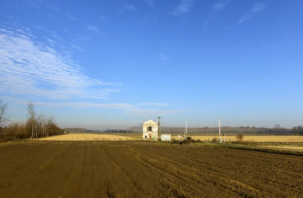 Przejazd kolejowy w jesieni, lomellina (północnej Włochy) — Zdjęcie stockowe