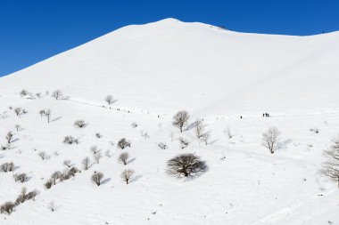 yolda yürüyen insanlar, san primo (Kuzey İtalya takma)