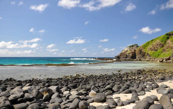 Praia de pedra em Fernando de Noronha, Pernambuco (Brasil ) — Fotografia de Stock