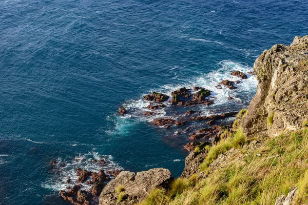Scogliere a nord dell'isola di Flores, arcipelago delle Azzorre (Portogallo) ) — Foto Stock