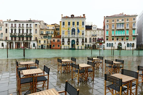 Tafels en stoelen in de buurt van canal grande (Venetië, Italië) Rechtenvrije Stockfoto's