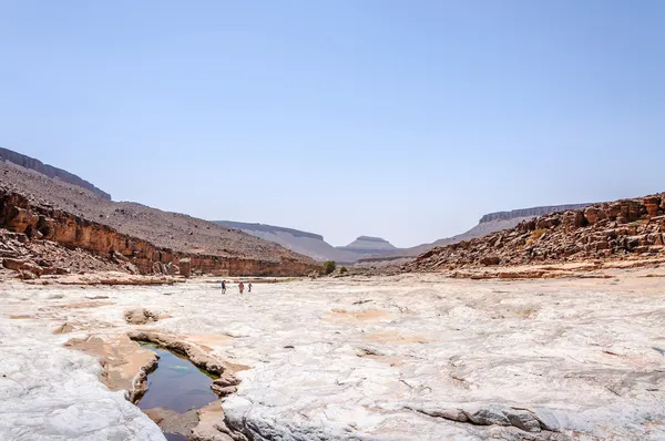Pessoas no rio de pedra, vale de Draa (Marrocos ) — Fotografia de Stock