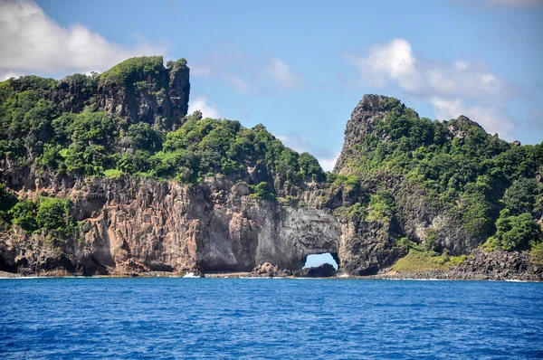 Arco in pietra su Fernando de Noronha, Pernambuco (Brasile) ) — Foto Stock