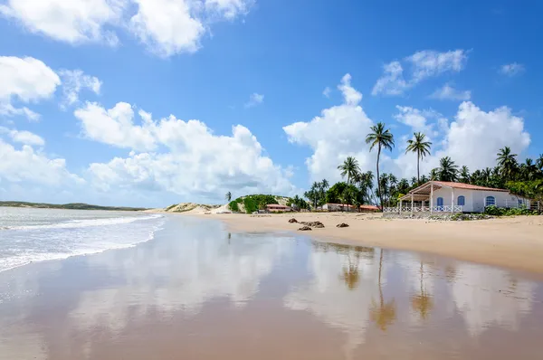 Pláž s písečnými dunami a house, pititinga, natal (Brazílie) — Stock fotografie