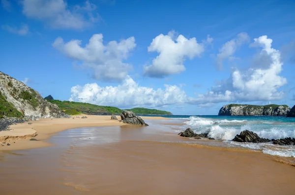 Kliffen op fernando de noronha, pernambuco (Brazilië) — Stockfoto