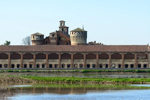 Castelo de Valeggio com campos de arroz em primeiro plano, Lomellina (It — Fotografia de Stock