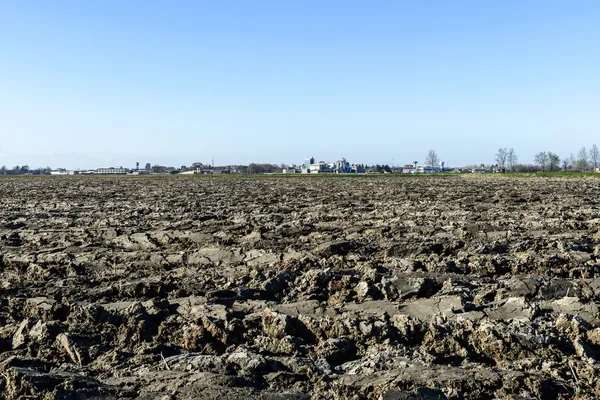 Geploegd veld en mortara in achtergrond, lomellina (Italië) — Stockfoto