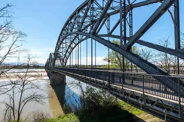 Brücke über den Fluss po, casei gerola (Italien) — Stockfoto