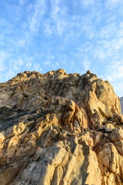 jarziz (Umman gün batımında yakınındaki plajda kayalar)