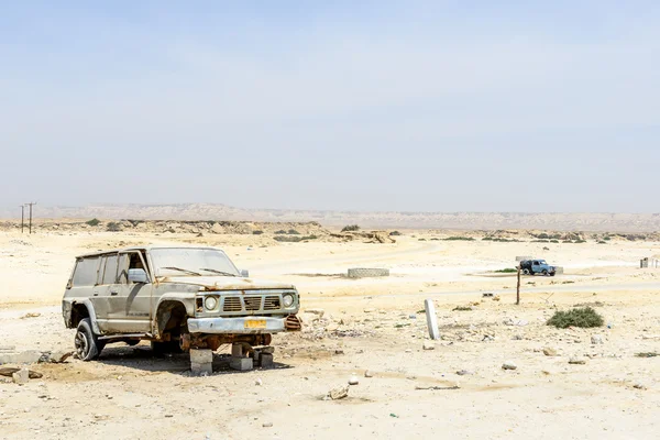 Verlaten auto in ash shuwaymiyyah (oman) — Stockfoto