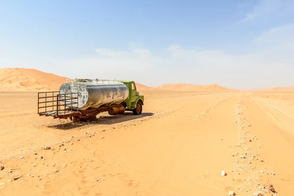 Caminhão abandonado entre dunas de areia no deserto de Omã (Omã ) — Fotografia de Stock