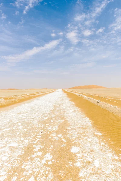 Strada sterrata tra dune di sabbia nel deserto (Oman ) — Foto Stock