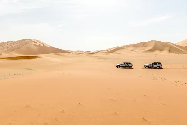 Voitures parmi les dunes de sable dans le désert d'Oman (Oman ) — Photo