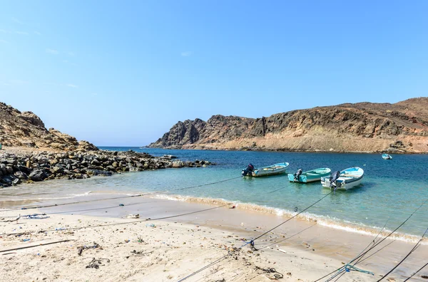 Boote im kleinen Hafen in der Nähe von sadh, dhofar (oman) — Stockfoto