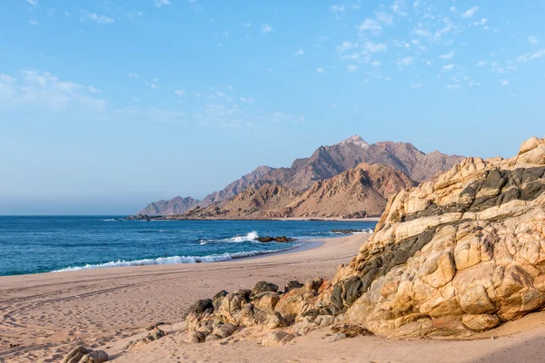 Rocce sulla spiaggia vicino Jarziz al tramonto (Oman ) — Foto Stock