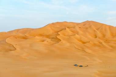 Çadır ve rub al-hali Desert (o tepeleri arasında otomobil grubu
