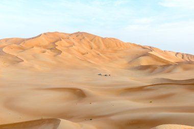 Çadır ve rub al-hali Desert (o tepeleri arasında otomobil grubu