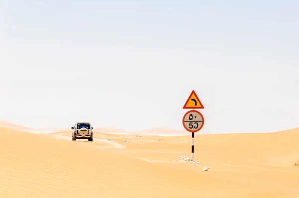 Road sign among sand dunes in Oman desert (Oman) — Stock Photo, Image