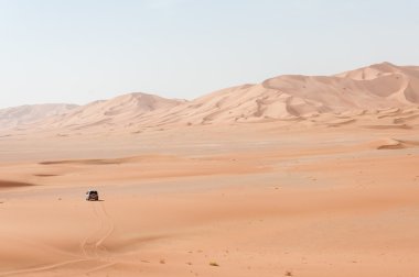 Araba (Umman Umman çölde kum tepeleri arasında)