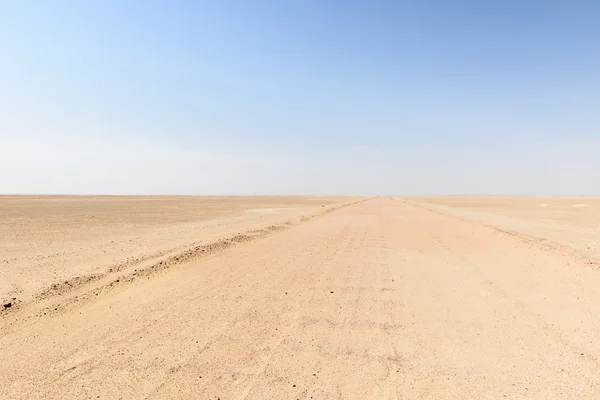 Onverharde weg in oman woestijn (oman) — Stockfoto
