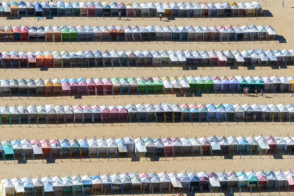 Linhas de cabanas de praia coloridas, Nazare (Portugal ) — Fotografia de Stock