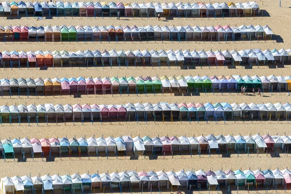 renkli plaj kulübe, nazare (Portekiz satırları)