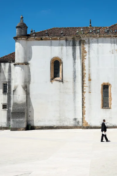 Veranda das escolas, coimbra (Portekiz yürüyen adam) — Stok fotoğraf