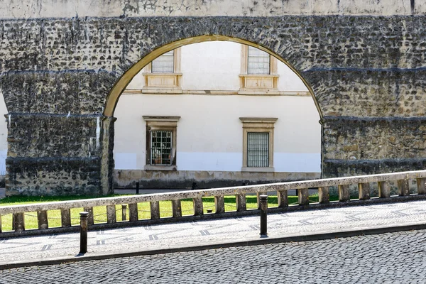 Carretera pavimentada con acueducto de fondo, Coimbra (Portugal ) — Foto de Stock