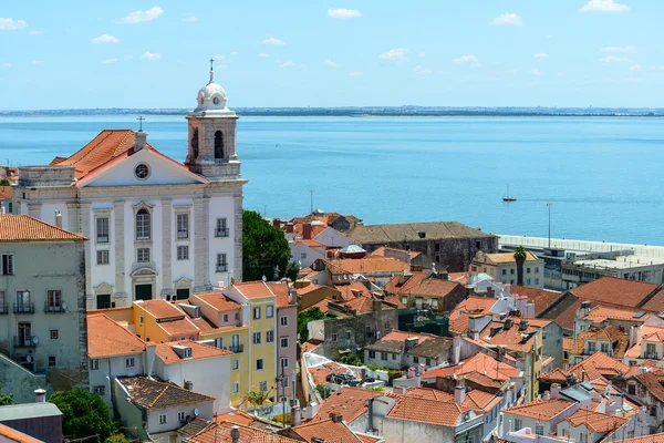 Dachy i Kościół santo Estêvão, Lizbona (Portugalia) — Zdjęcie stockowe