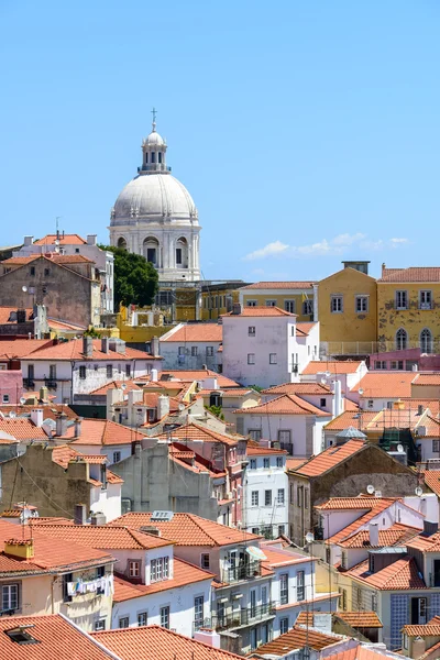 Telhados e igreja de Santa Engracia, Lisboa (Portugal ) — Fotografia de Stock