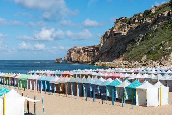 Färgade tält på stranden, nazare (portugal) — Stock fotografie