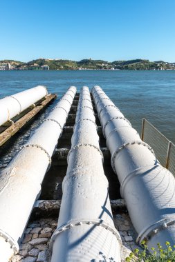 Tagus Nehri, Lisbon (Portekiz üzerinde beyaz borular)